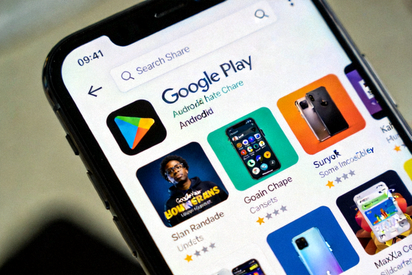 安卓手机屏幕上显示的 Google Play 商店应用图标与界面