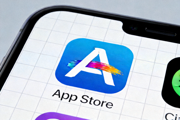iPhone主屏幕上显示的苹果 App Store 应用图标